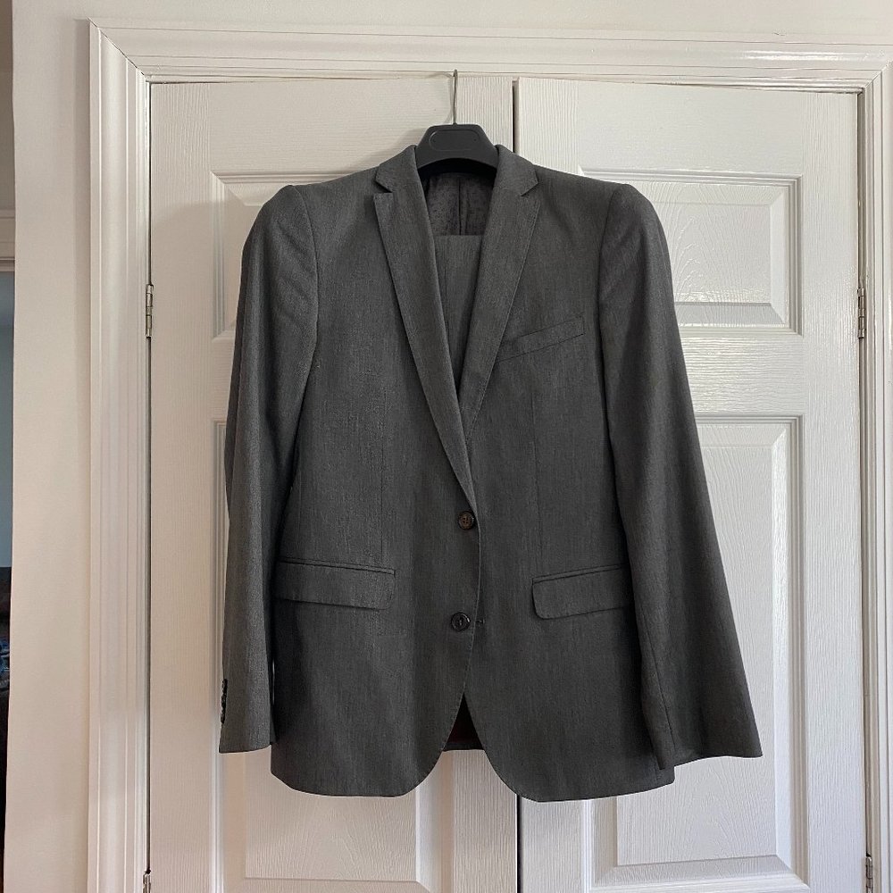 Zara Men's gray tailored fit suit, size 36